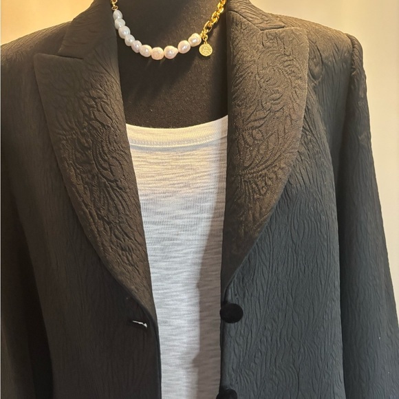 Elegant Black Textured Blazer - Picture 6 of 12